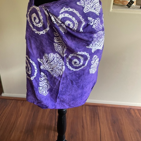 Fun tropical style pareau for beach wrap up or to wear as a casual scarf. - Picture 4 of 4